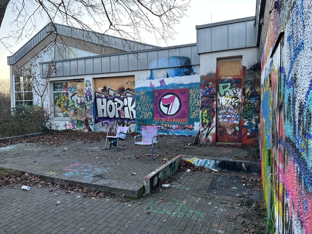 Überall liegt Dreck und Müll herum. Manche der "Sprühdosen-Künstler" lassen ihre Farbdosen einfach liegen. Den Dreck räumen dann andere weg... (Foto: Andreas Lerg)