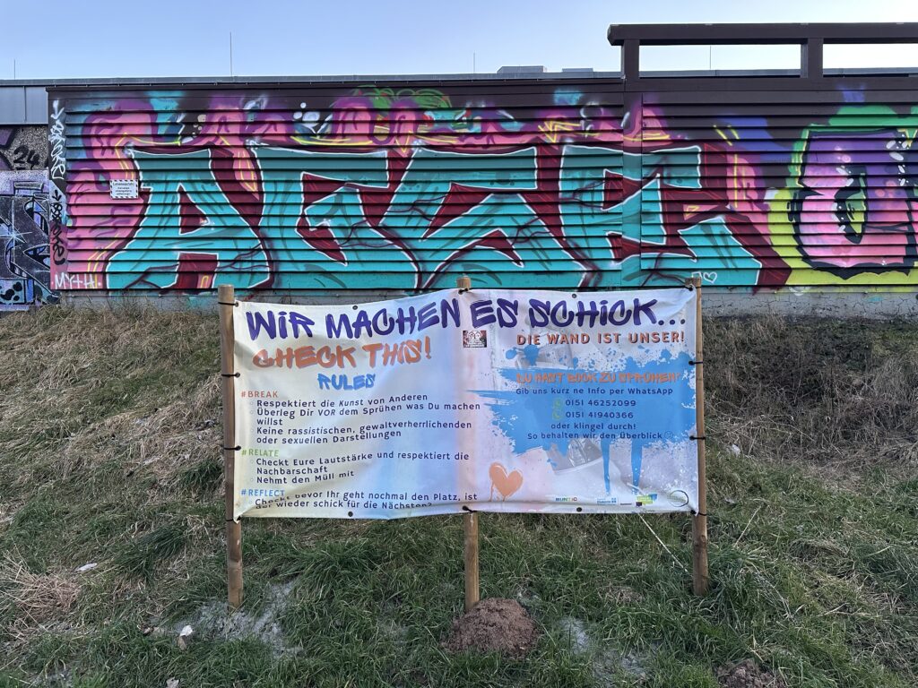 Auf diesem Banner werden die Spielregeln für Graffiti-Kümstler erklärt. (Foto: Andreas Lerg)