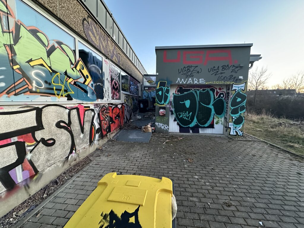 Der nicht ganz billige Personalanbau des Bades, der kaum zehn Jahre alt ist. (Foto: Andreas Lerg)