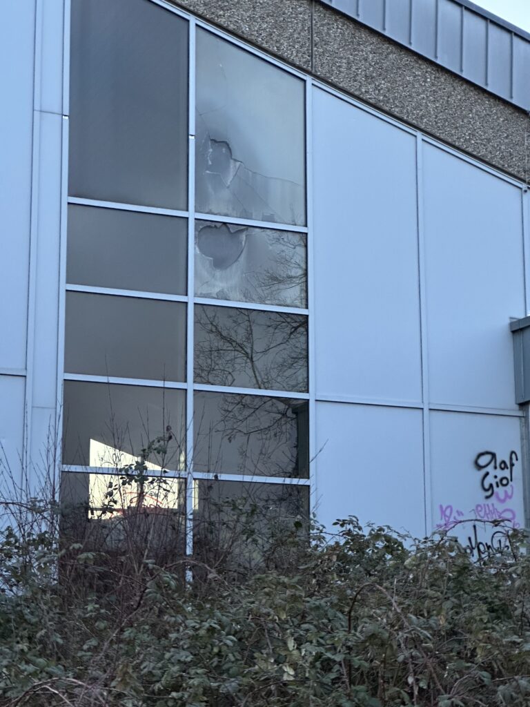 Zahlreiche Idioten versuchen, die großen Scheiben der Schwimmhalle einzuwerfen. (Foto: Andreas Lerg)