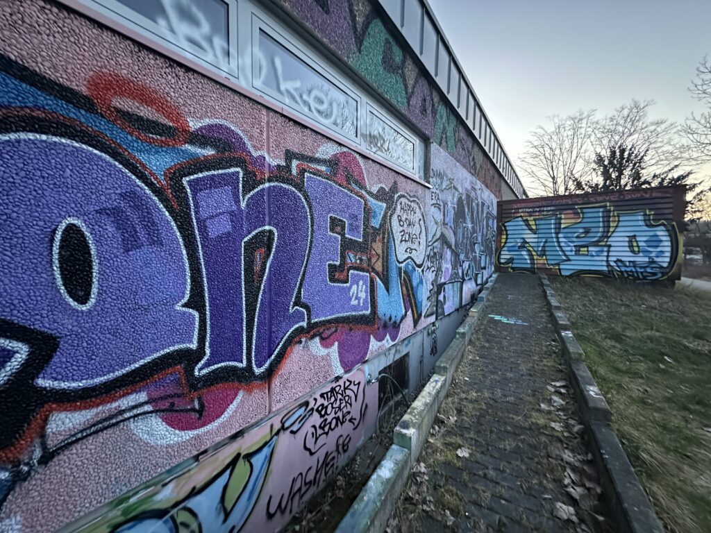 Die Außenwand des ehemaligen Saunabereiches. (Foto: Andreas Lerg)