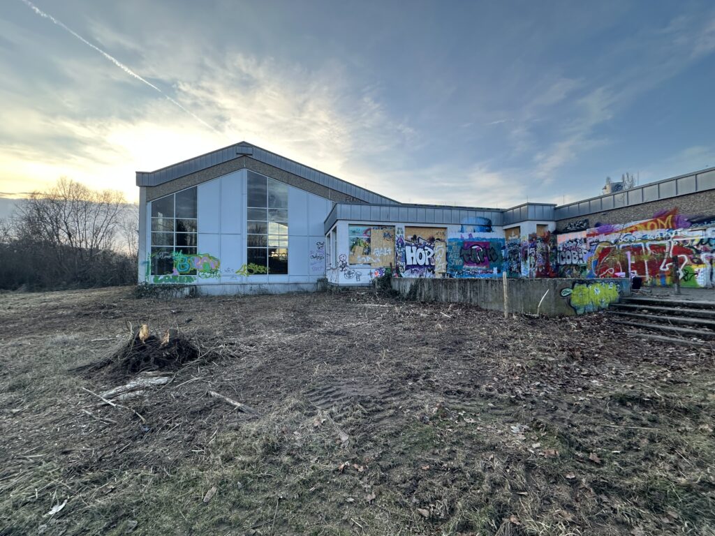 Rund um das alte Hallenbad der VG Rhein-Selz wurden am 21. Februar Bäume gefällt und Gestrüpp und Bewuchs gerodet, um den Zugang für den Abriss des Gebäudes freizumachen. (Foto: Andreas Lerg)