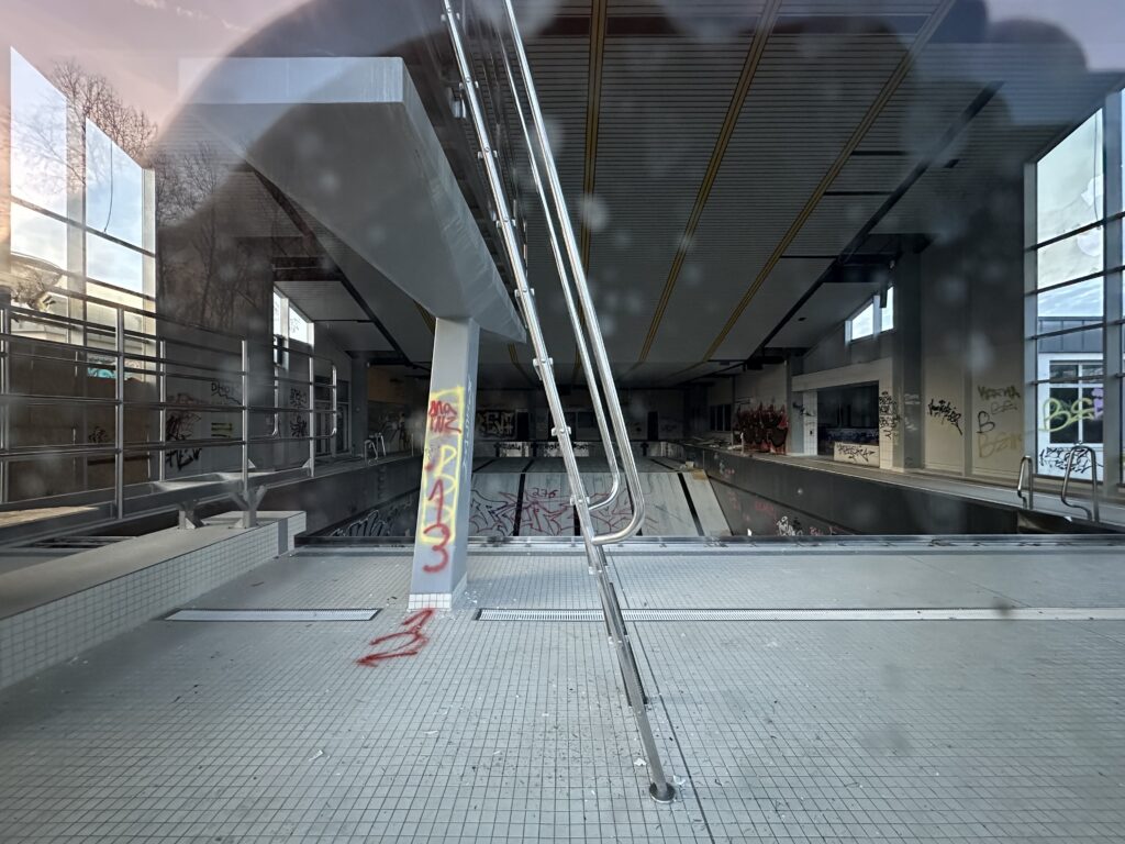 Blick durch die Scheibe in die Schwimmhalle. (Foto: Andreas Lerg)