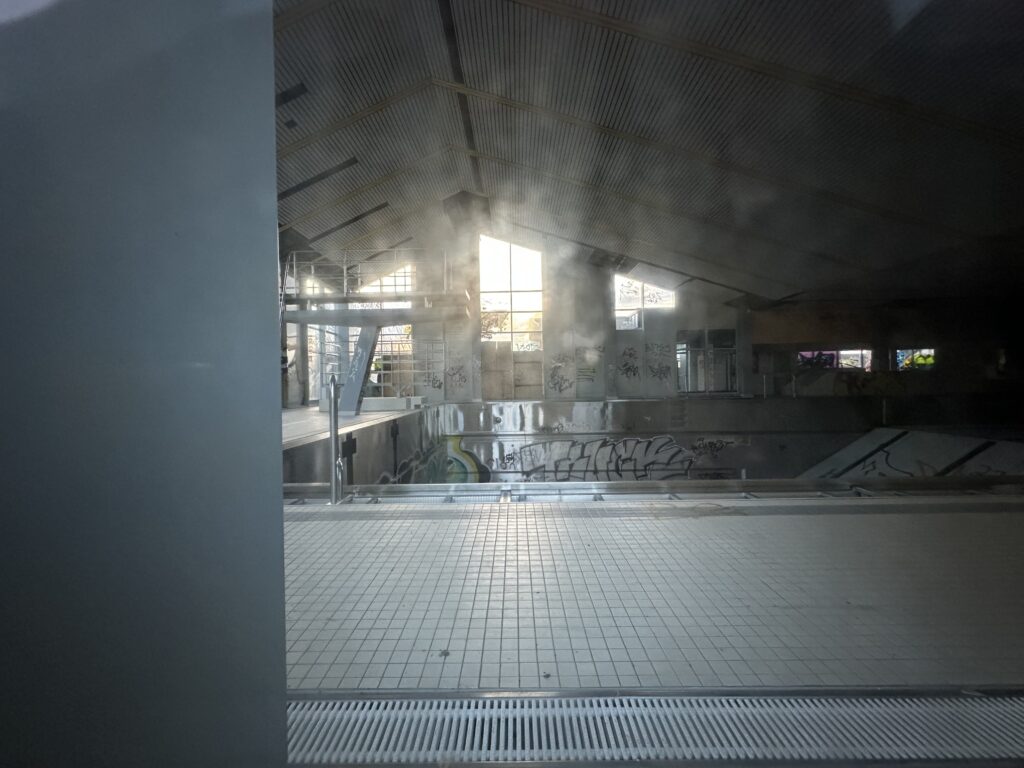 Blick durch die Scheibe in die Schwimmhalle. (Foto: Andreas Lerg)