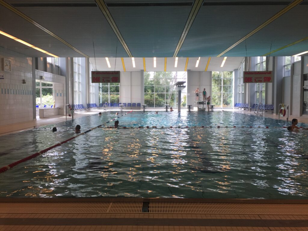 Die Schwimmhalle mit den fünf 25-Meter-Bahnen, Spungturm und Sprungbrett. (Foto: Andreas Lerg)