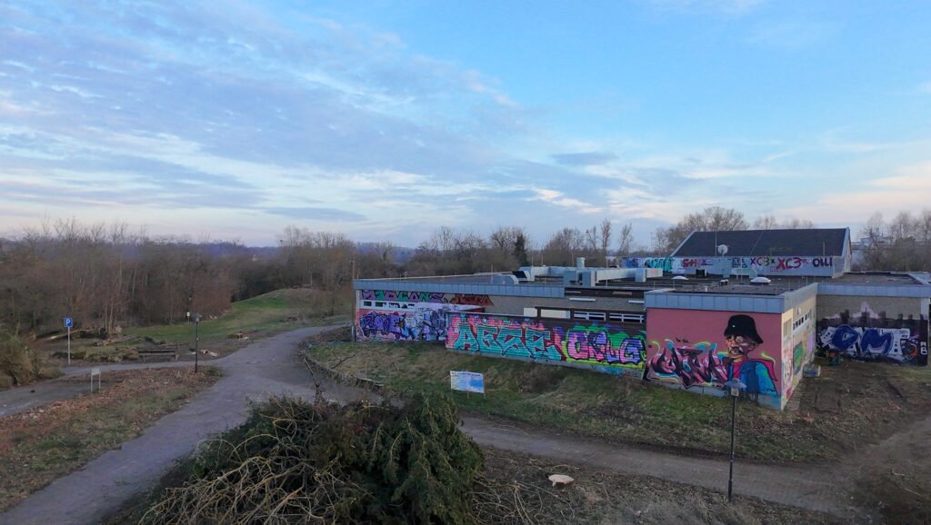 Rund um das alte Hallenbad der VG Rhein-Selz wurden am 21. Februar Bäume gefällt und Gestrüpp und Bewuchs gerodet, um den Zugang für den Abriss des Gebäudes freizumachen. (Foto: Andreas Lerg)