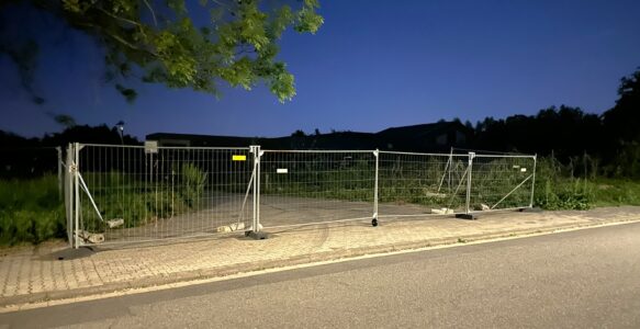 Bauzaun rund um die Hallenbad-Baustelle Rhein-Selz steht