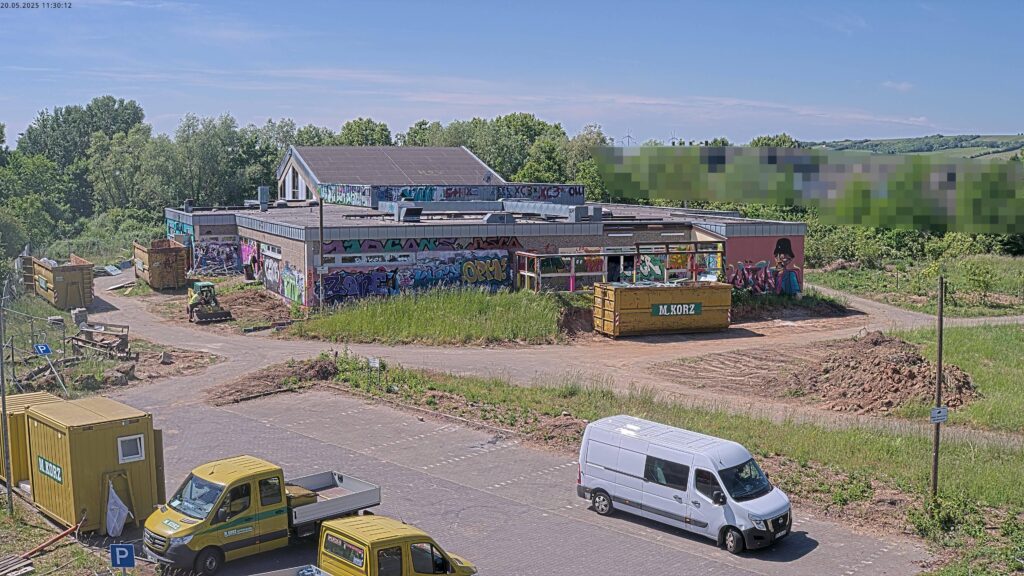 Der Rückbau des alten Bades der VG Rhein-Selz hat begonnen. (Foto: 1000eyes)