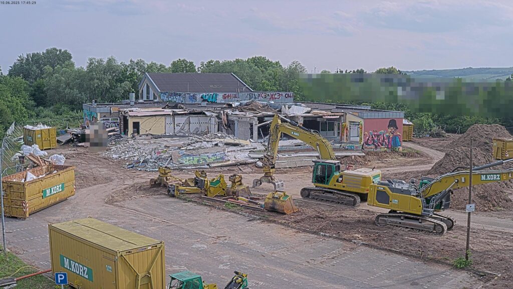 Bagger mit Spezialwekzeugen an ihren hydraulischen Armen machen sich an den Mauern und Konstruktionen des alten Hallenbades zu schaffen. Der eigentliche Abriss hat begonnen. (Foto: 1000eyes)