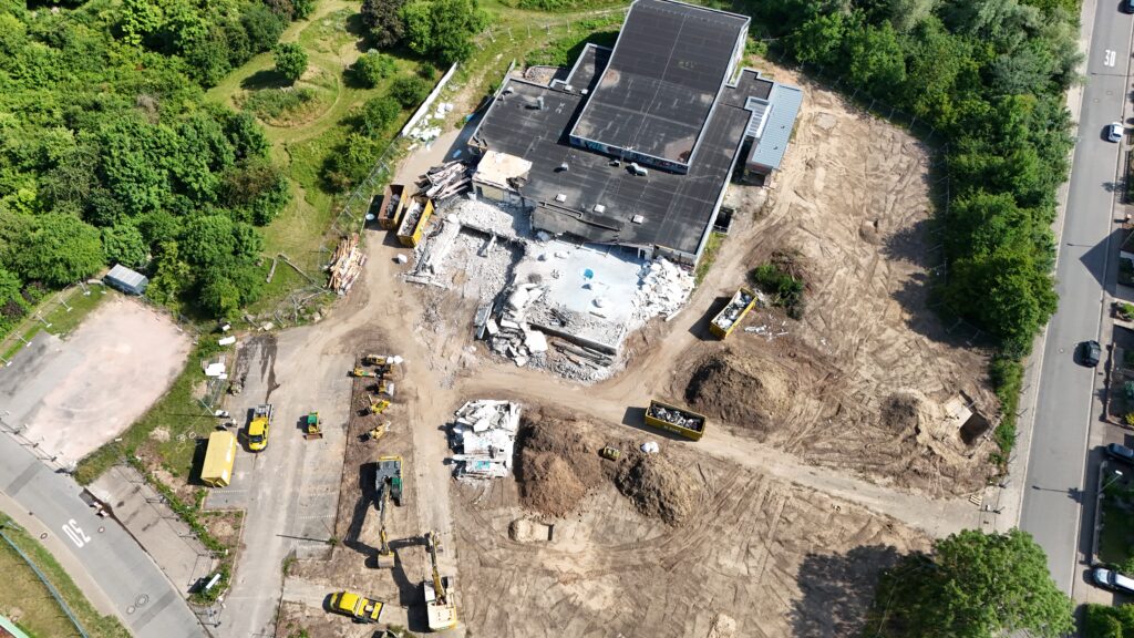 Abriss des alten Hallenbades der VG-Rhein-Selz geht zügig voran 1 Blick aus circa 100 Metern Höhe auf das Gelände: (Foto: Andreas Lerg)