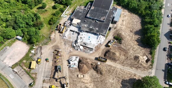 Abriss des alten Hallenbades der VG-Rhein-Selz geht zügig voran