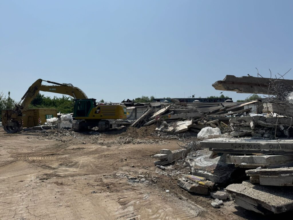 Abriss des alten Hallenbades der VG-Rhein-Selz geht zügig voran 3 Foto: Martin Groth