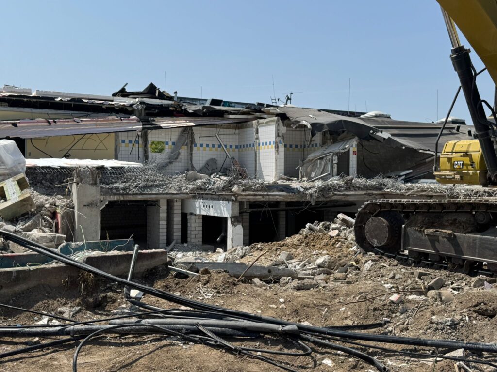 Abriss des alten Hallenbades der VG-Rhein-Selz geht zügig voran 5 Foto: Martin Groth