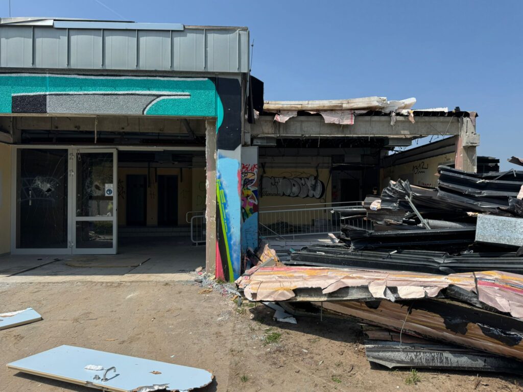 Abriss des alten Hallenbades der VG-Rhein-Selz geht zügig voran 6 Foto: Martin Groth