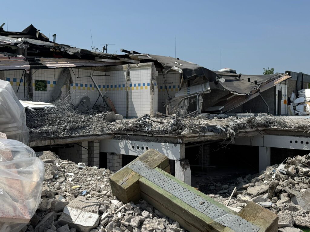 Abriss des alten Hallenbades der VG-Rhein-Selz geht zügig voran 7 Foto: Martin Groth