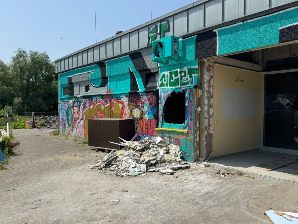 Abriss des alten Hallenbades der VG-Rhein-Selz geht zügig voran 9 Foto: Martin Groth