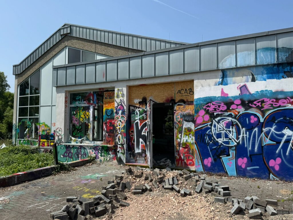 Abriss des alten Hallenbades der VG-Rhein-Selz geht zügig voran 10 Foto: Martin Groth