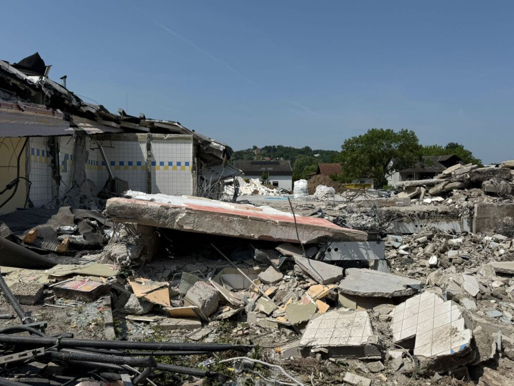 Abriss des alten Hallenbades der VG-Rhein-Selz geht zügig voran 11 Foto: Martin Groth