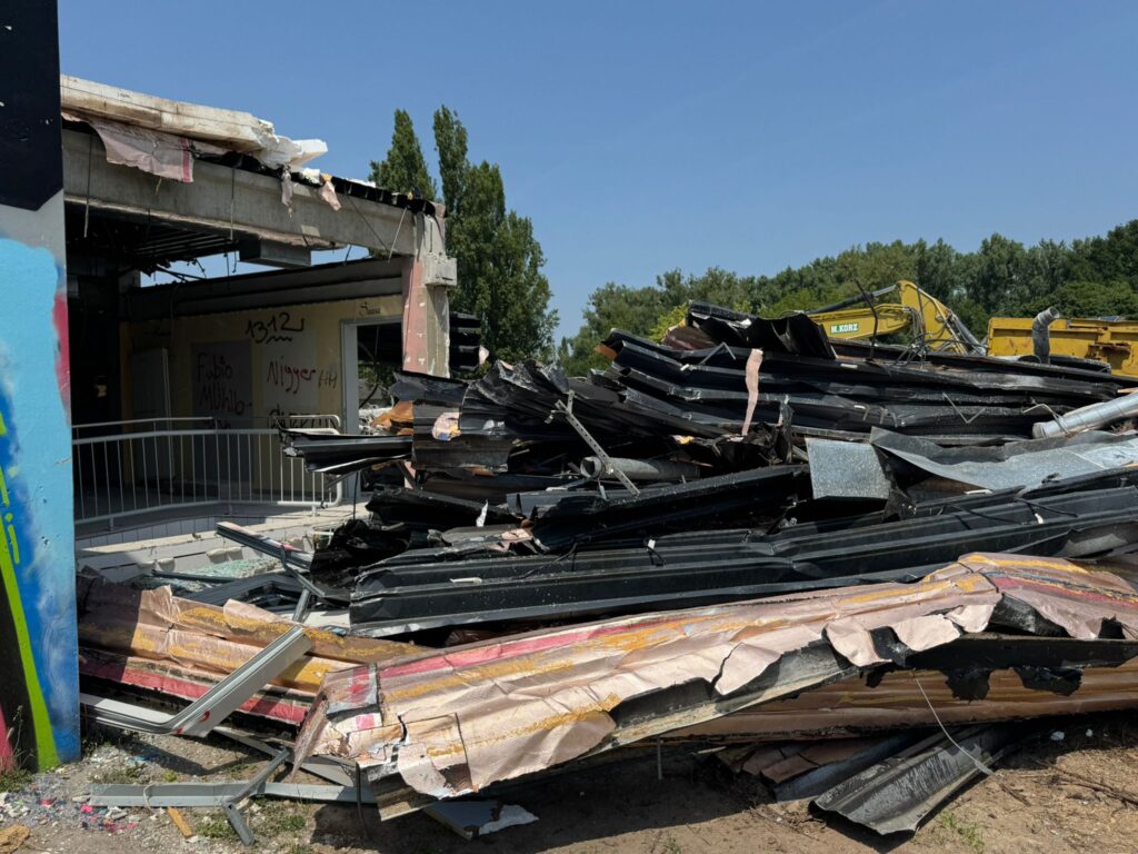 Abriss des alten Hallenbades der VG-Rhein-Selz geht zügig voran 12 Foto: Martin Groth