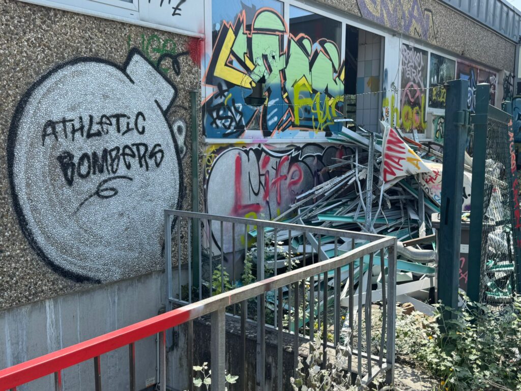 Abriss des alten Hallenbades der VG-Rhein-Selz geht zügig voran 17 Foto: Martin Groth