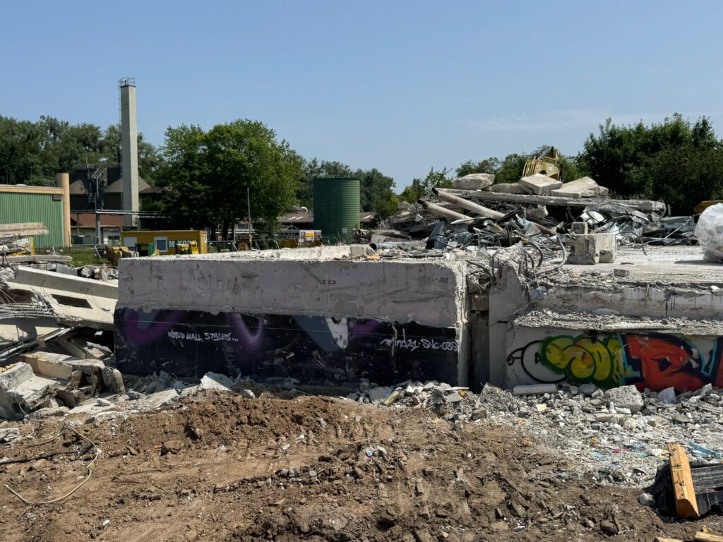 Abriss des alten Hallenbades der VG-Rhein-Selz geht zügig voran 16 Foto: Martin Groth