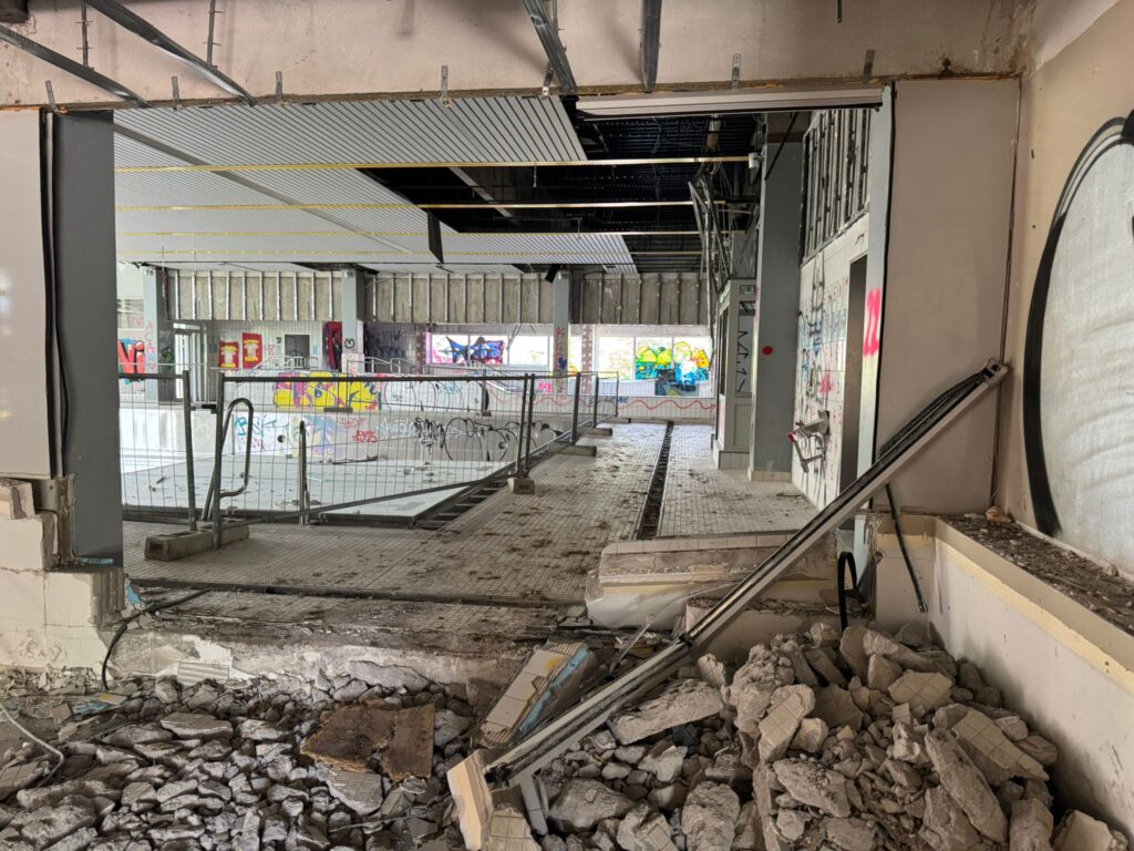 Abriss des alten Hallenbades der VG-Rhein-Selz geht zügig voran 20 Foto: Martin Groth
