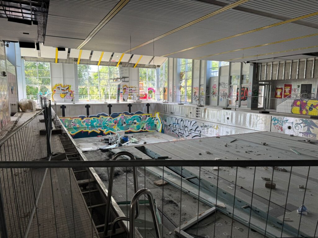 Abriss des alten Hallenbades der VG-Rhein-Selz geht zügig voran 21 Foto: Martin Groth