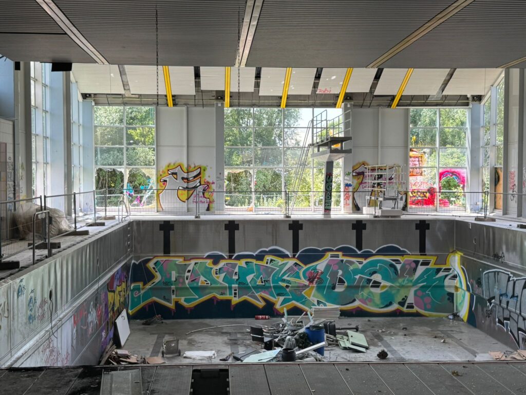 Abriss des alten Hallenbades der VG-Rhein-Selz geht zügig voran 23 Foto: Martin Groth