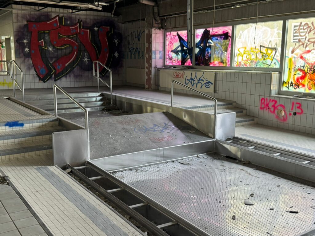 Abriss des alten Hallenbades der VG-Rhein-Selz geht zügig voran 24 Foto: Martin Groth