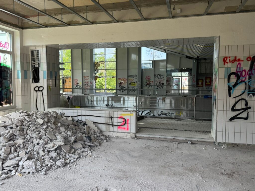 Abriss des alten Hallenbades der VG-Rhein-Selz geht zügig voran 27 Foto: Martin Groth