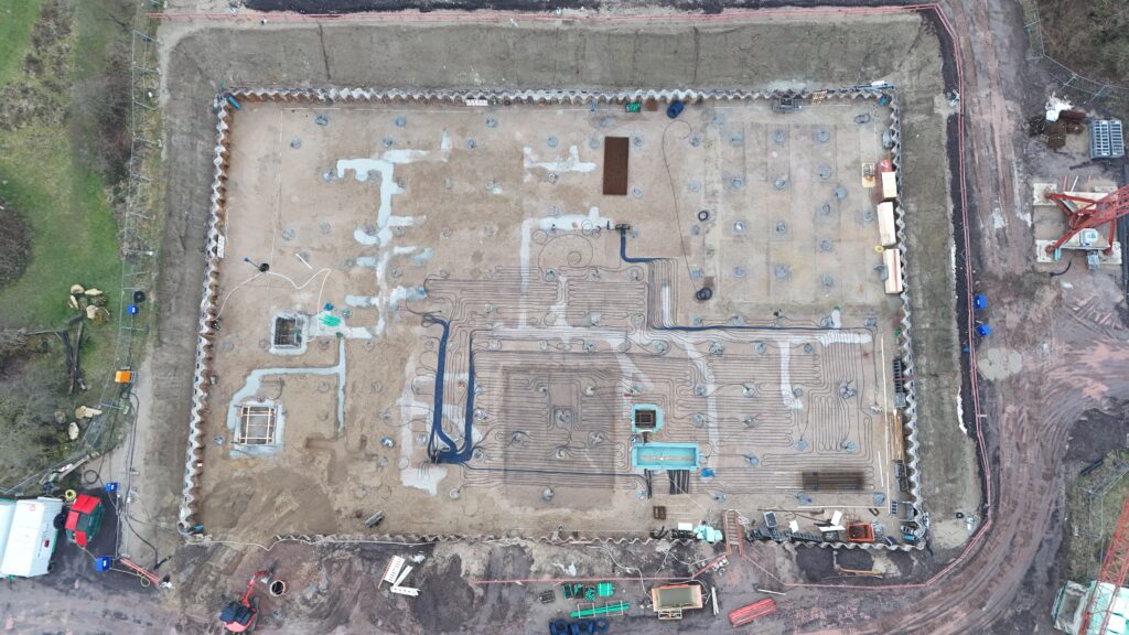 Die Vorbereitungen zum Herstellen der Bodenplatte laufen. Leitungen und Rohre werden eingebracht und montiert, (Foto: Andreas Lerg)