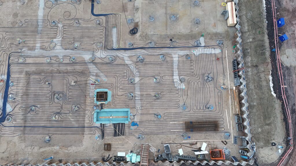 Die Vorbereitungen zum Herstellen der Bodenplatte laufen. Leitungen und Rohre werden eingebracht und montiert, (Foto: Andreas Lerg)