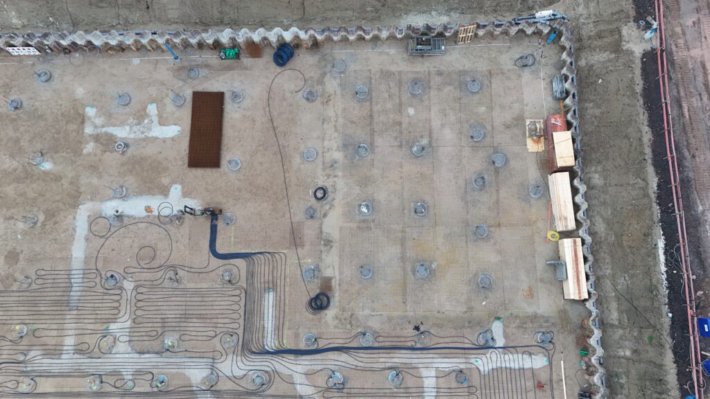 Die Vorbereitungen zum Herstellen der Bodenplatte laufen. Leitungen und Rohre werden eingebracht und montiert, (Foto: Andreas Lerg)