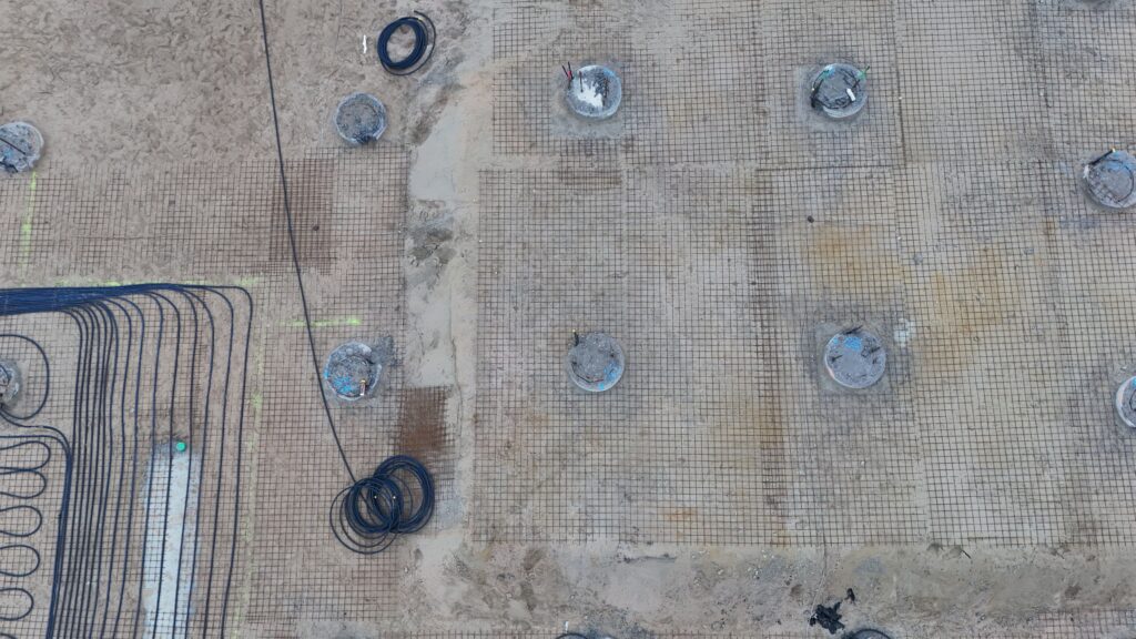 Die Vorbereitungen zum Herstellen der Bodenplatte laufen. Leitungen und Rohre werden eingebracht und montiert, (Foto: Andreas Lerg)