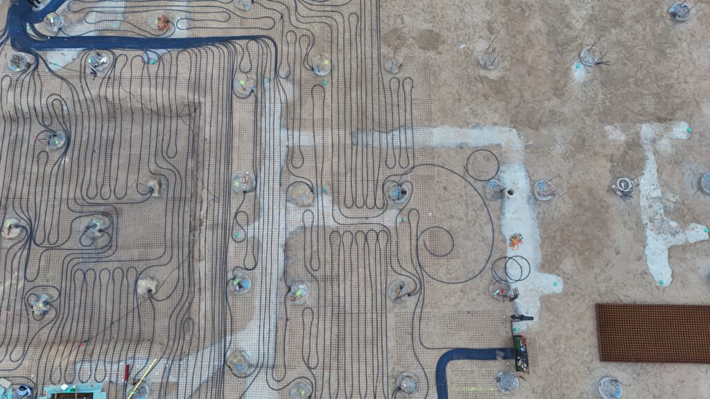 Die Vorbereitungen zum Herstellen der Bodenplatte laufen. Leitungen und Rohre werden eingebracht und montiert, (Foto: Andreas Lerg)