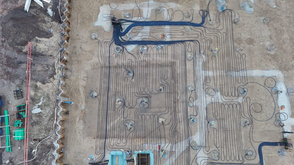 Die Vorbereitungen zum Herstellen der Bodenplatte laufen. Leitungen und Rohre werden eingebracht und montiert, (Foto: Andreas Lerg)