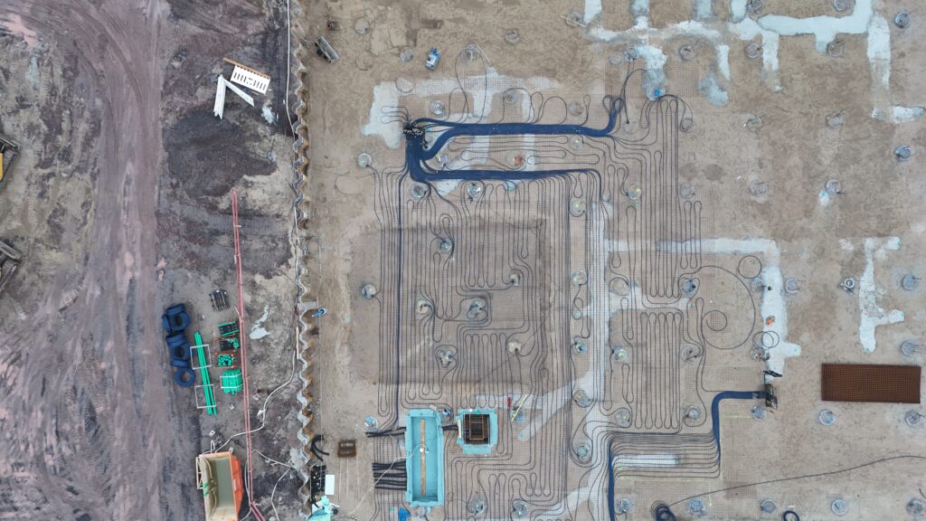 Die Vorbereitungen zum Herstellen der Bodenplatte laufen. Leitungen und Rohre werden eingebracht und montiert, (Foto: Andreas Lerg)