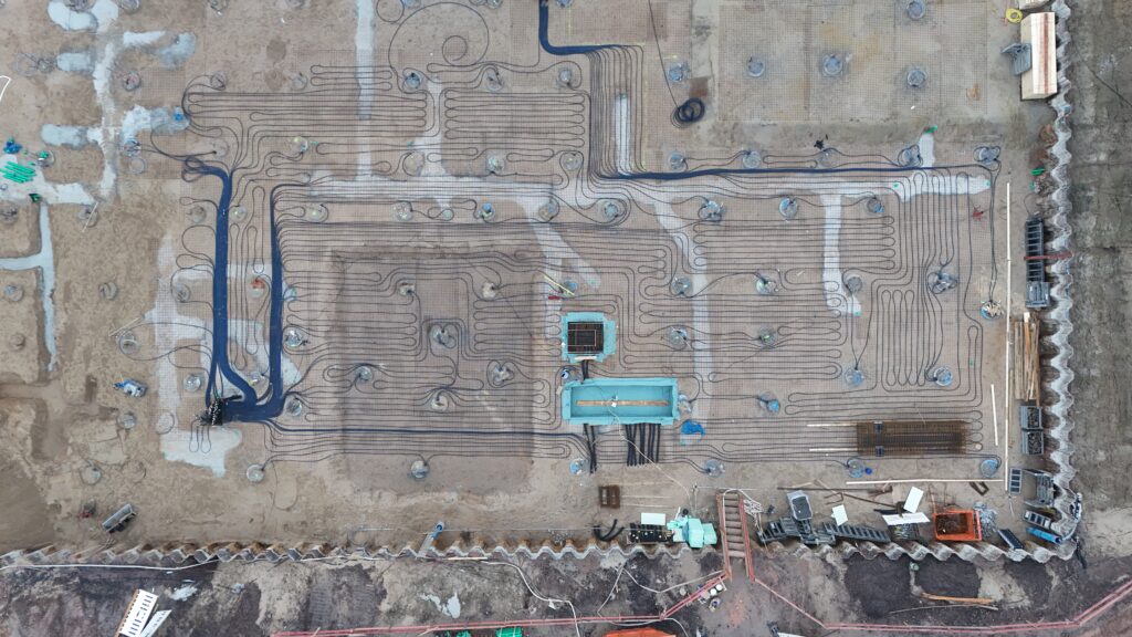 Die Vorbereitungen zum Herstellen der Bodenplatte laufen. Leitungen und Rohre werden eingebracht und montiert, (Foto: Andreas Lerg)