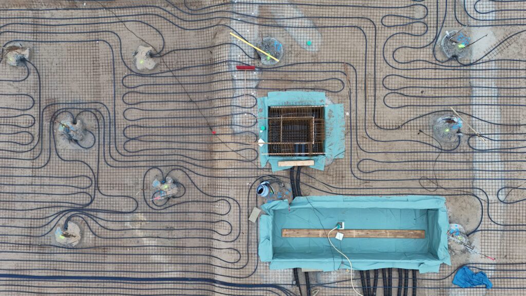 Die Vorbereitungen zum Herstellen der Bodenplatte laufen. Leitungen und Rohre werden eingebracht und montiert, (Foto: Andreas Lerg)