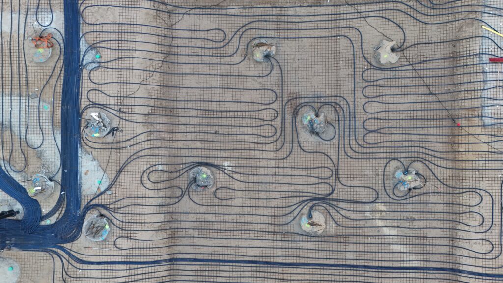 Die Vorbereitungen zum Herstellen der Bodenplatte laufen. Leitungen und Rohre werden eingebracht und montiert, (Foto: Andreas Lerg)