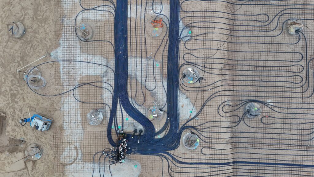 Die Vorbereitungen zum Herstellen der Bodenplatte laufen. Leitungen und Rohre werden eingebracht und montiert, (Foto: Andreas Lerg)