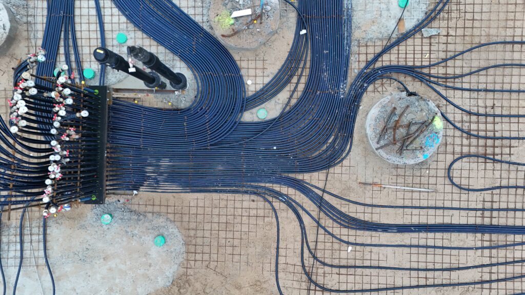 Die Vorbereitungen zum Herstellen der Bodenplatte laufen. Leitungen und Rohre werden eingebracht und montiert, (Foto: Andreas Lerg)