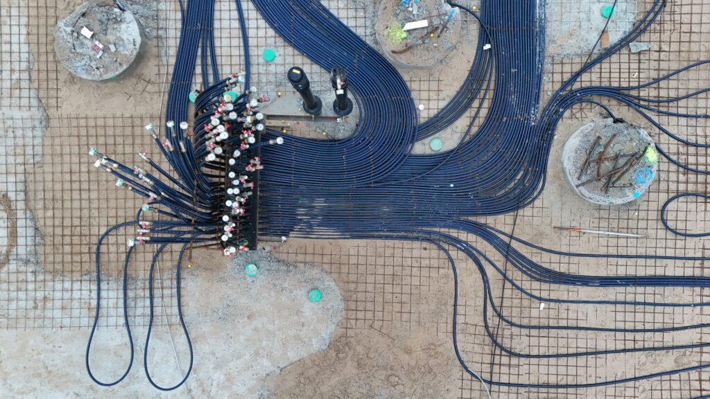 Die Vorbereitungen zum Herstellen der Bodenplatte laufen. Leitungen und Rohre werden eingebracht und montiert, (Foto: Andreas Lerg)