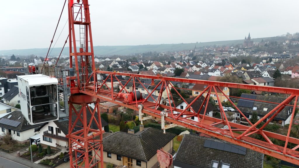 Der Baukran ist ein sichtbares Zeichen für den beginnencen Hochbau (Foto: Andreas Lerg)