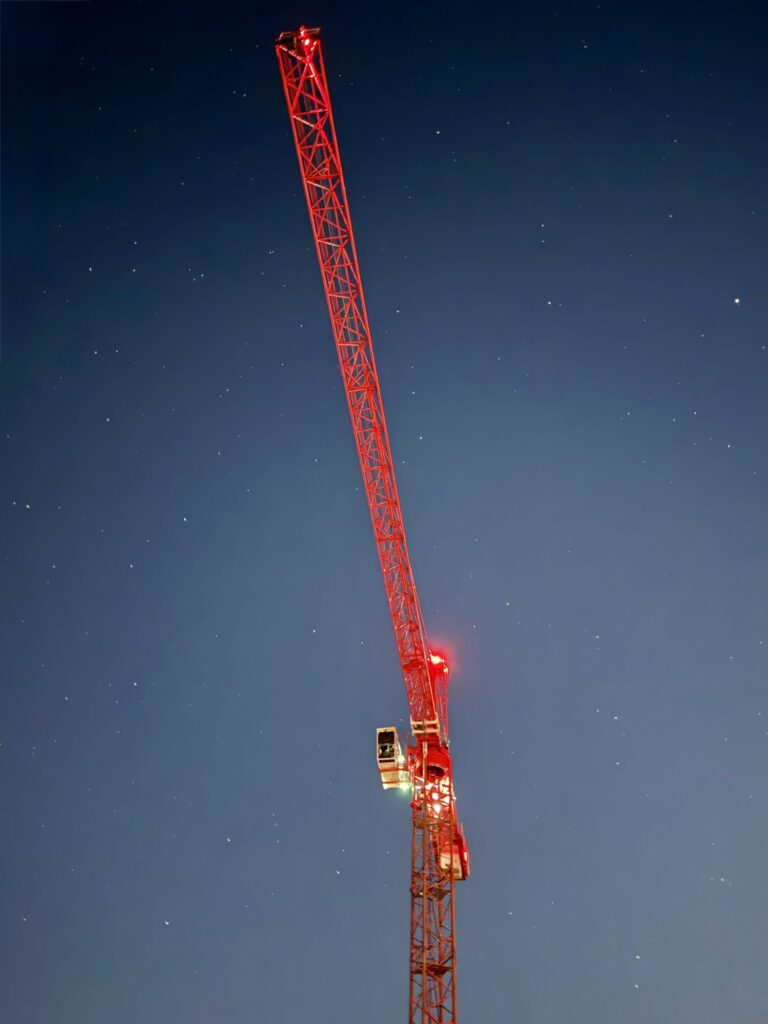 Einer der Baukräne vor dem nächtlichen Sternenhimmel. (Foto: Andreas Lerg)