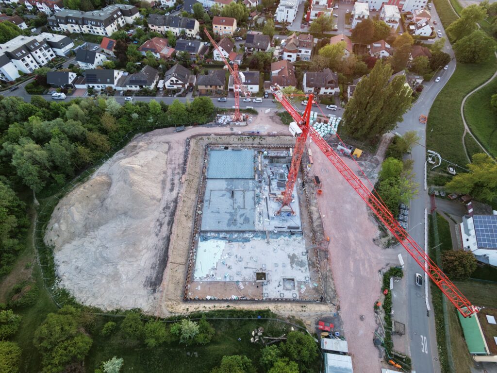 Zwei Baukräne bedienen mittlerweile die Baustelle des Hallenbades der Verbandsgemeinde Rhein-Selz. (Foto: Andreas Lerg)