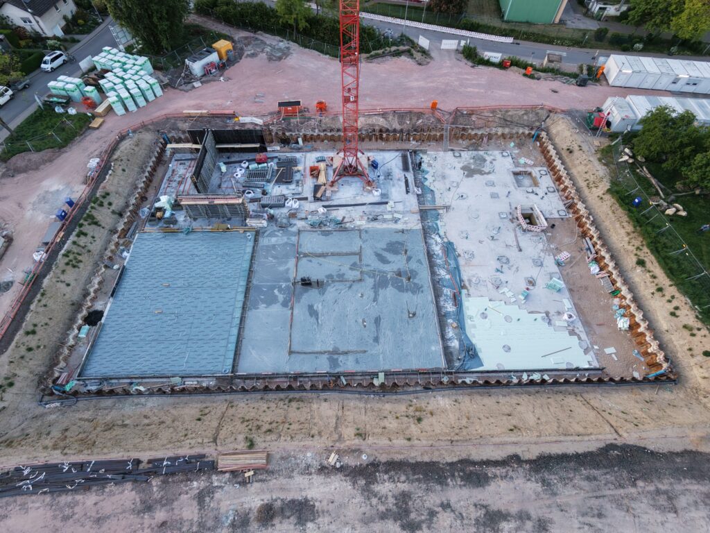 Die Bodenplatte ist bald fertig, erste Kellerwände entstehen. (Foto: Andreas Lerg)