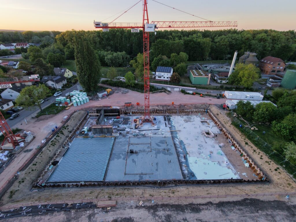 Die Bodenplatte ist bald fertig, erste Kellerwände entstehen. (Foto: Andreas Lerg)