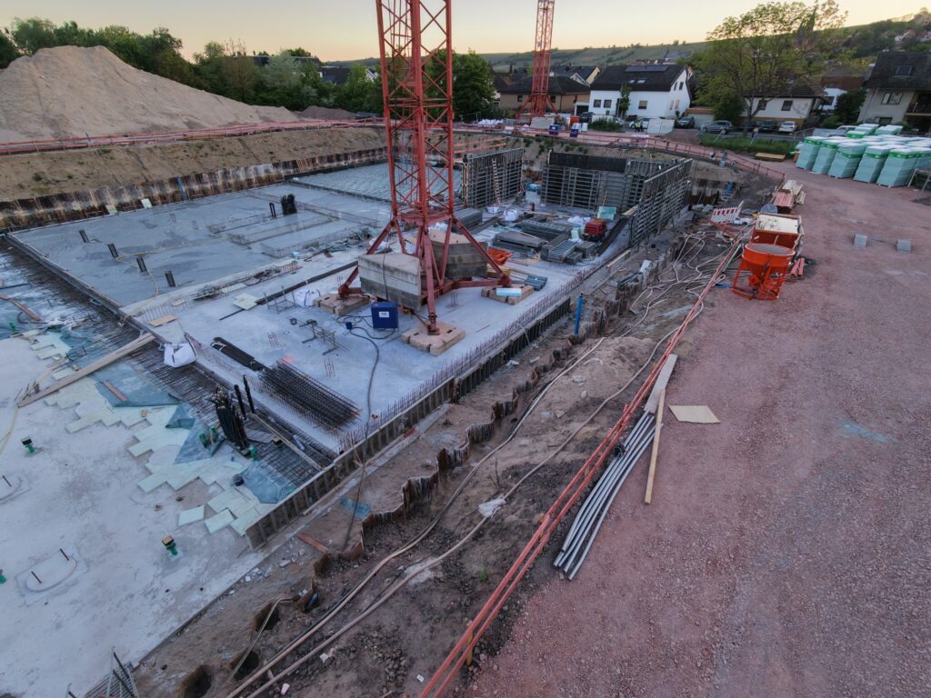 Die Bodenplatte ist bald fertig, erste Kellerwände entstehen. (Foto: Andreas Lerg)