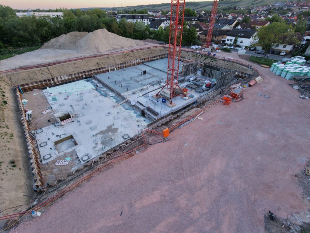 Die Bodenplatte ist bald fertig, erste Kellerwände entstehen. (Foto: Andreas Lerg)